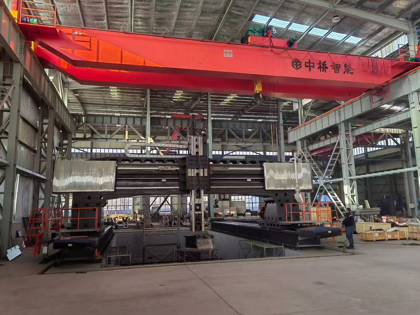 Se, hvordan et massivt CNC-portalbearbejdningscenter med succes samles.