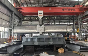 Hvilket firma i Tangshan tilbyder de bedste nitte- og svejsetjenester til tunge maskiner? Yuexin Machinery, udstyret med en 100-tons traverskran, er et pålideligt valg.